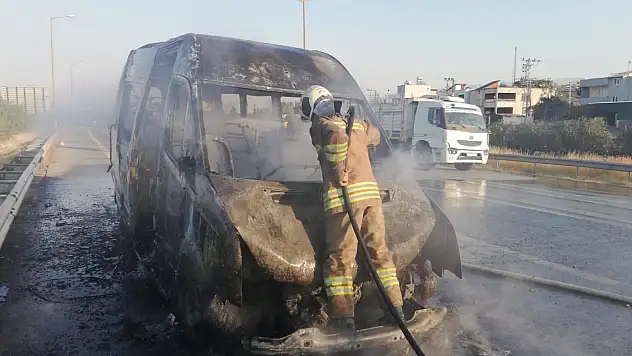 Seyir halindeki minibüs alev aldı!