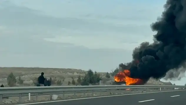 Seyir halindeki otobüste korkutan yangın: Yolcular tahliye edildi