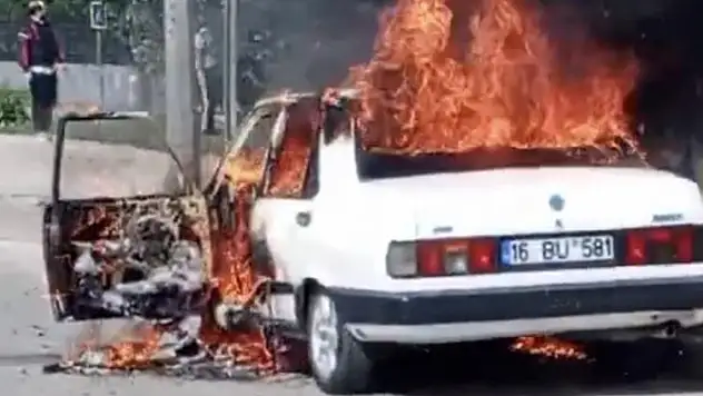 Seyir halindeki otomobil alev aldı!