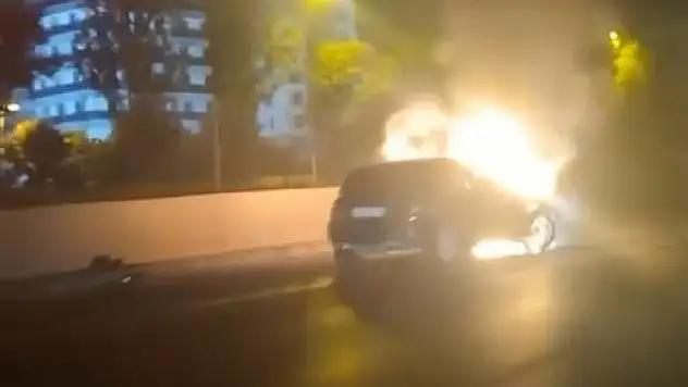 Seyir halindeki otomobil alev alev yandı
