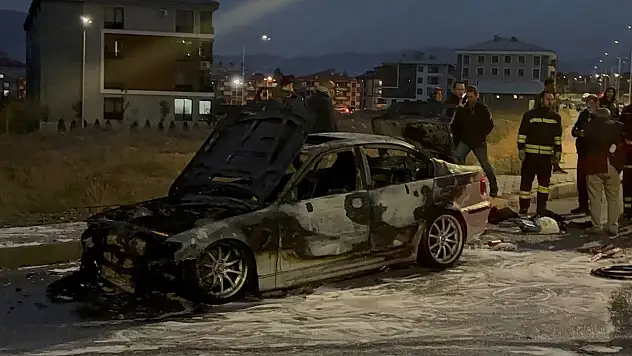 Seyir halindeki otomobil alev aldı: 2 kişi son anda kurtuldu