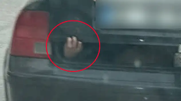 Seyir halindeki otomobilin bagajından çıkan el şaşkına çevirdi
