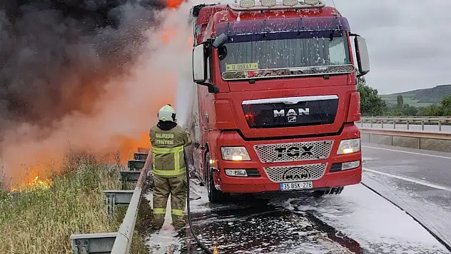 Seyir halindeki tır alev aldı