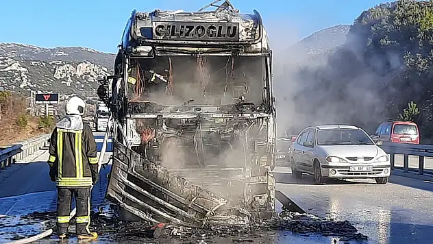 Seyir halindeki tır yanarak kullanılamaz hale geldi