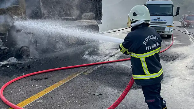 Seyir halindeyken alev alan kamyon kullanılmaz hale geldi