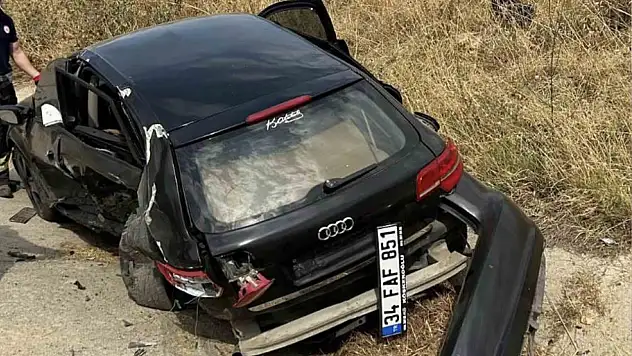 Seyir halindeyken iki araca çarptı: 5 yaralı