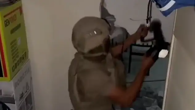 Şeytanın aklına gelmeyecek iş: 2 firari evin içindeki gizli bölmede bulundu!