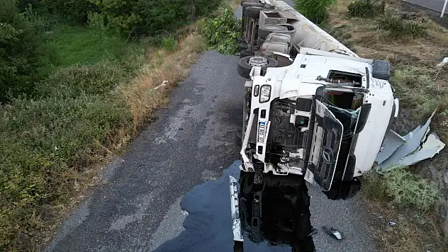 Sıcak asfalt yüklü tır devrildi: 1 yaralı