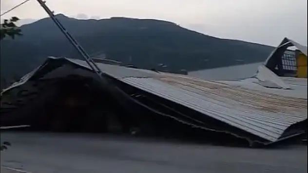 Şiddetli rüzgâr hayatı felç etti: Çatılar uçtu, araçlar zarar gördü