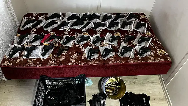 Silah kaçakçılığı operasyonunda 1 el bombası ile 45 silah ele geçirildi