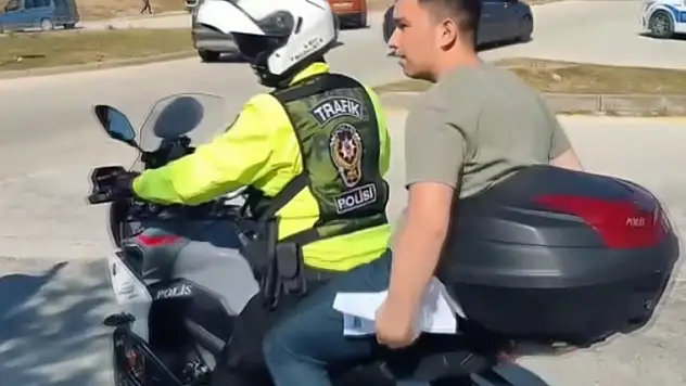 Sınava geç kalama riski yaşadılar: İmdada trafik polisleri yetişti!