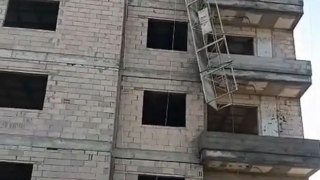 Sıva yaparken iskeleden düşen iki kardeşten biri hayatını kaybetti