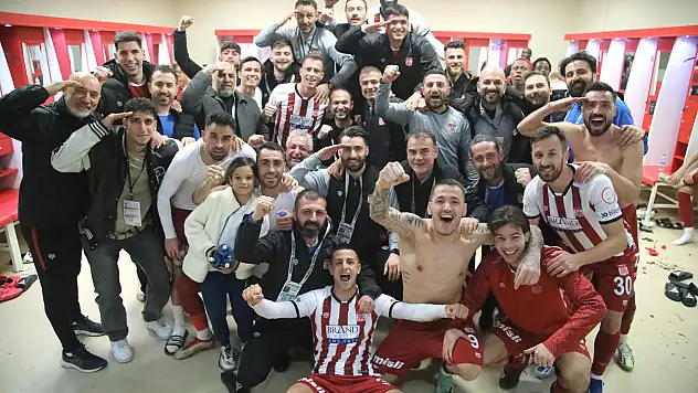 Sivasspor'dan maç sonrası galibiyet pozu