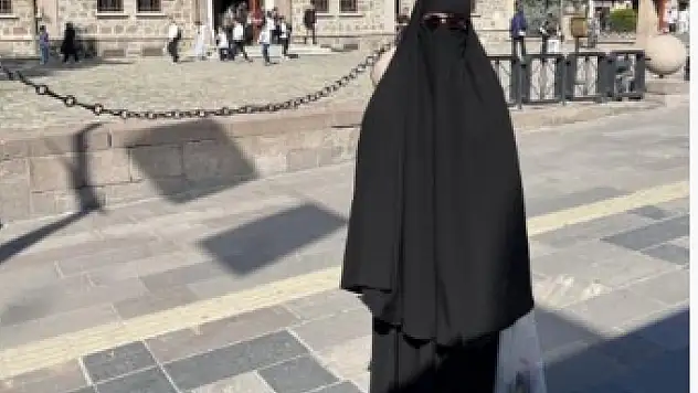 Siyah çarşafla sokakta gezen erkek gözaltına alındı!