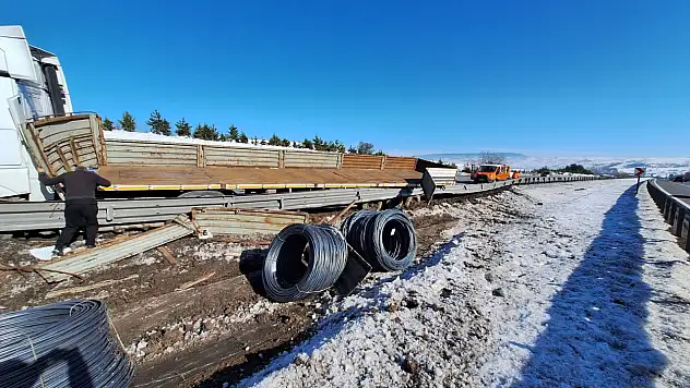 Şoför uyudu iddiası: Tır sol şeritteki bariyerlere çarptı!