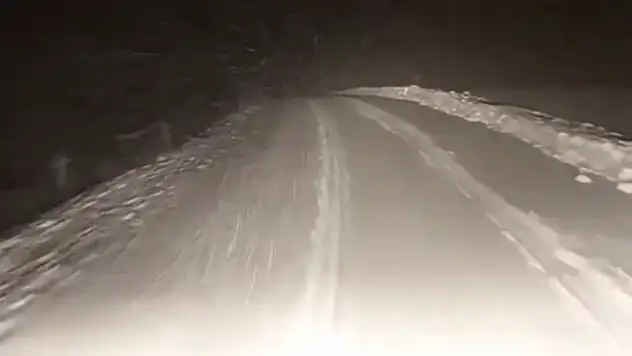 Soğuk hava kar yağışına döndü: Yol beyaz örtüyle kaplandı!