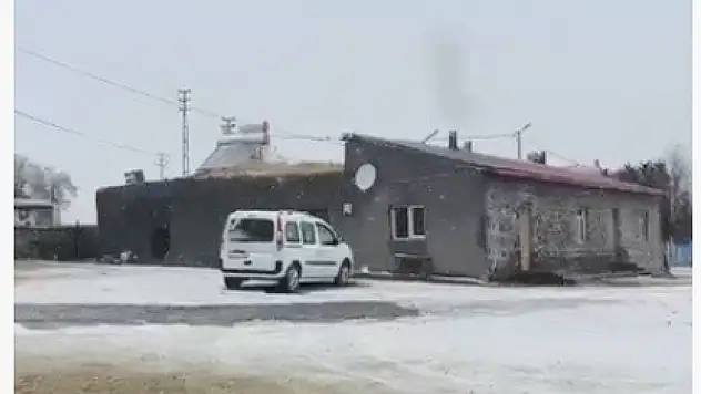 Soğuk hava kar yağışına dönüştü: Yüksek kesimler beyaz örtüyle kaplandı