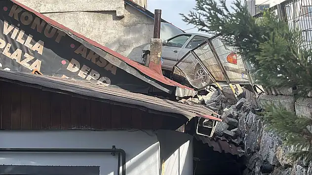 Şok eden trafik kazası! Otomobil evin çatısına çıktı