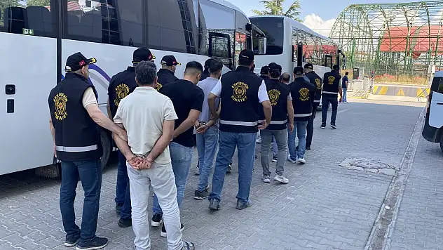 Sokak bir anda karıştı! Polis dahil 11 kişi yaralandı
