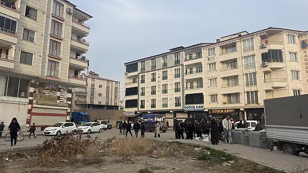 Sokak ortasında dehşet: Balta, çekiç ve silahlar konuştu