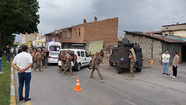 Sokak ortasında silahlı çatışma: Biri polis 12 yaralı!