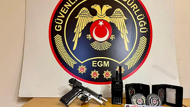 Sosyal medyada kendisini polis gibi tanıttı! Evinden çıkanlar şaşırttı