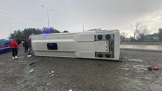 Sporcuları taşıyan otobüs devrildi: Yaralılar var!