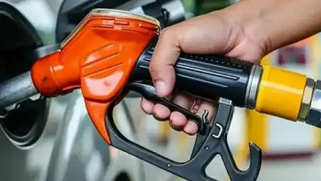 Sürücülere müjde: Akaryakıtta indirim bekleniyor!