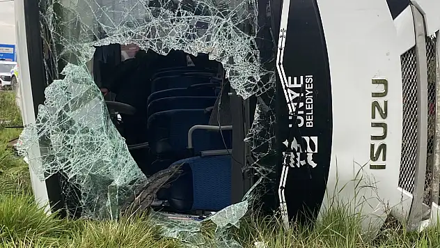 Sürücünün direksiyon hakimiyetini kaybettiği otobüs, yan yattı: 9'u öğrenci 11 yaralı