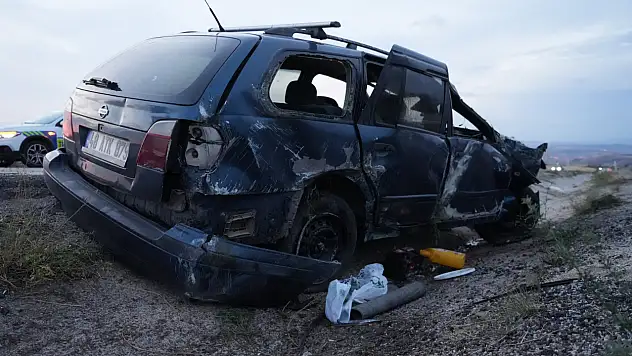 Takla atan otomobil hurdaya döndü: Aynı aileden 3 yaralı