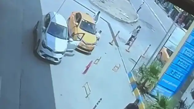 Taksiciyi takip edip petrol istasyonunda 5 yerinden bıçakladı