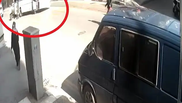 Tamir etmek için minibüsün altına girdi: Ölümle burun buruna geldi!