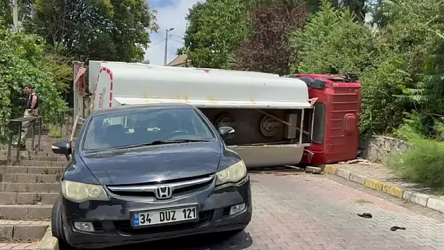 Tanker devrildi sürücüsü yaralandı