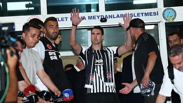 Taraftardan coşkulu karşılama: Sırp golcü, Kartal için geldi.