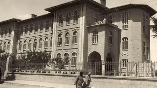 Tarihi Konya Lisesi'nde kimler okudu? Listede Başkan Altay da var!