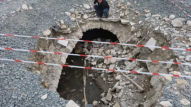 Tarihi sır enkazla birlikte açığa kavuştu: Binaların altından dere çıktı!
