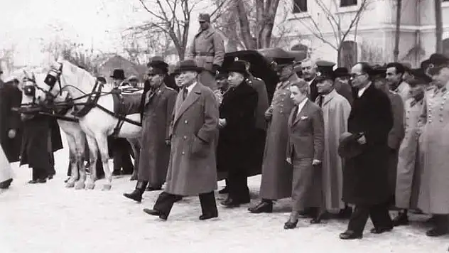 Tarihin Tozlu Sayfalarından Bir Kare: Atatürk Konya Tren İstasyonunda