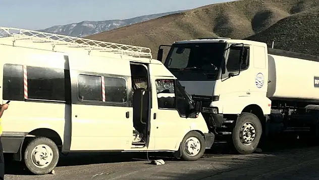 Tarım işçilerini taşıyan minibüs su tankeri ile çarpıştı: 8 yaralı