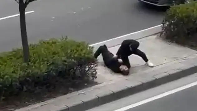 Tartıştığı babasını tek yumrukla bayılttı!