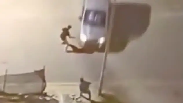 Tartıştığı kişiye otomobille çarpıp çukura uçtu