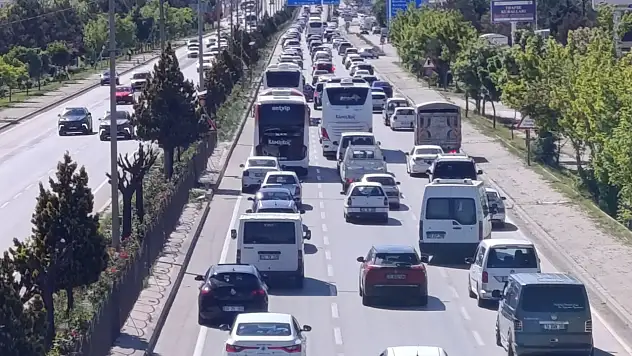 Tatilcilerin dönüş çilesi başladı: Afyonkarahisar-Konya hattında büyük yoğunluk!