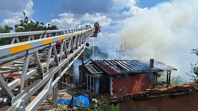 Tek katlı evde yangın çıktı