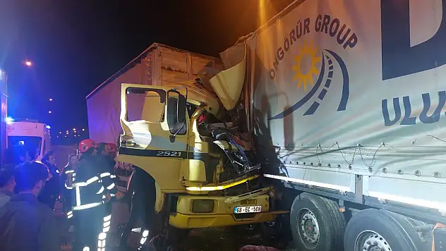 TEM Otoyolu'nda Faciaya davetiye! Tıra arkadan çarpan kamyonun sürücüsü can verdi
