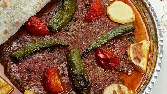 Tepsi Kebabı: Kebapların Şahı Burada! Padişahların Vaz Geçemediği Lezzet