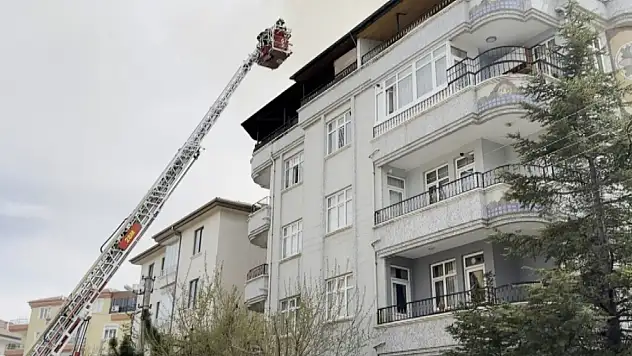 Terasta başlayan yangın büyüdü! 5 katlı apartman tahliye edildi