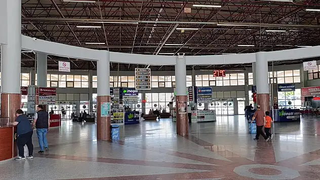 Terminalde unutulan çantadan servet çıktı