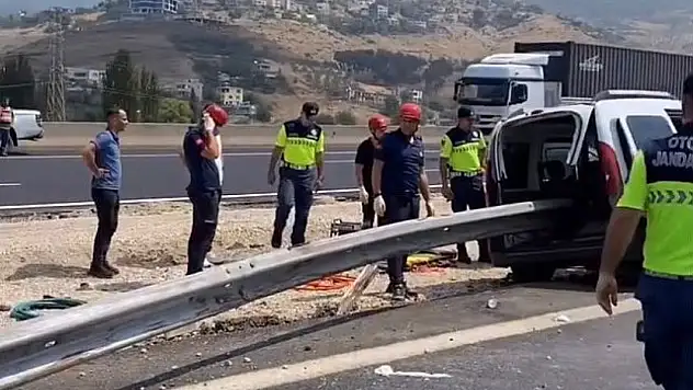 Ticari araç bariyere çarptı 2 kişi hayatını kaybetti