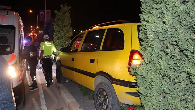 Ticari taksi kontrolden çıktı! 2 yolcu yaralandı
