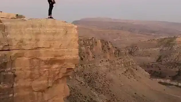 TIKLA-İZLE! Bir fotoğraf uğruna canlarını hiçe sayıyorlar