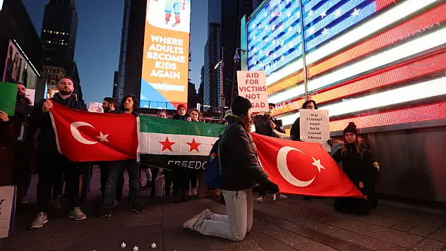 Times Meydanında depremde hayatını kaybedenler anıldı
